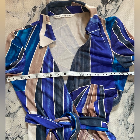 Diane Von Furstenber’s “Jill”in STUNNING Metropolis Print Blouse 💯% SILK💜💙S/M - Picture 3 of 13